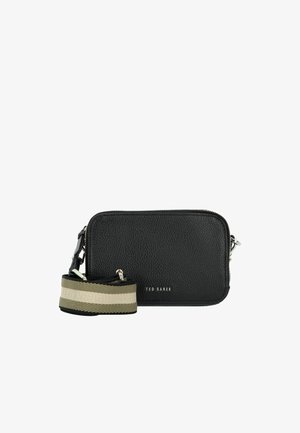 Bolso bandolera de cuero negro con acabado texturizado, cierre de cremallera y una correa desmontable con un patrón de rayas y detalle de logo.