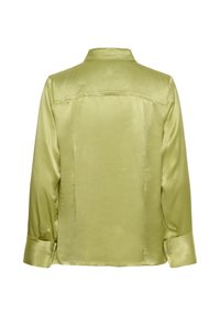 Chemise en satin vert clair à manches longues vue de dos, avec un col pointu et des poignets boutonnés.