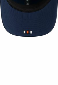 Marinekappe mit flachem Schirm, schwarzem Innenfutter, und drei kleinen Streifen in Weiß, Orange und Marineblau in der Mitte vorne.