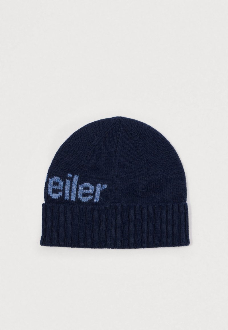 Berretto lavorato a maglia navy con risvolto a coste e scritta azzurro chiaro. Parte superiore leggermente conica con una morbida texture, adatto per un look informale.