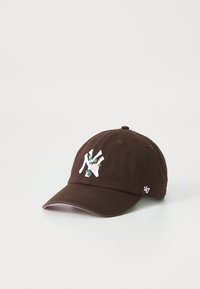 Cappellino da baseball in cotone marrone con logo bianco ricamato e dettagli floreali rosa, dotato di visiera curva e cinturino posteriore regolabile.