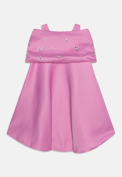 Roze haljina s prilagođenim gornjim dijelom i raširenom suknjom. Ima srebrne cvjetne ukrase na vrhu i tanke naramenice. Glatka tekstura.