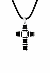 Ciondolo a croce argentato con accenti neri texture, caratterizzato da una forma quadrata centrale e multiple bande. Appeso a una collana in corda nera.