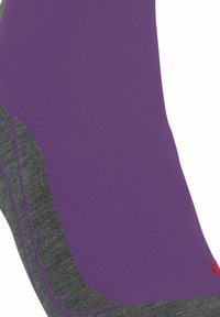 Fioletowa skarpetka sportowa o prążkowanej fakturze, z szarym akcentem i małym czerwonym logo. Projekt zawiera bezszwowy, konturowy kształt.