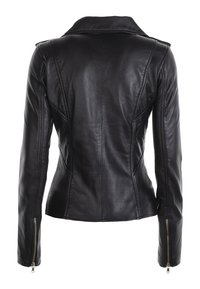 Svart skinnjacka med tight passform, markerad krage och dragkedja på ärmarna. Har en slät yta och skräddarsydda sömmar på ryggen.