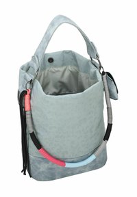 Sac seau gris à motifs avec un extérieur lisse, de courtes poignées et des accents texturés colorés. Dispose d'un intérieur spacieux et d'une fermeture à pression.