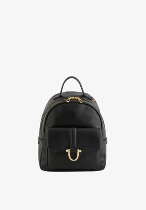 Mochila de cuero negro con cremallera dorada y bolsillo frontal con un cierre dorado en forma de U, asa superior única y textura suave.