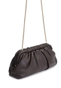 Ruskea nahkainen käsilaukku, jossa on kerätty muotoilu, kultasävyinen ketjuhihna ja sileä pinta. Laukussa on pehmeä, pyöreä muoto ja hienovarainen kiilto.