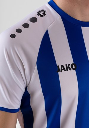 Blauw-wit gestreepte sportshirt gemaakt van lichtgewicht stof. Kenmerkt zich door ronde zwarte accenten op de schouder en het "JAKO" logo op de voorkant.