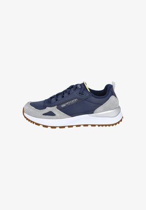 Zapatilla deportiva en navy y gris con material de ante y malla, que cuenta con una suela blanca, acentos plateados y amortiguación para mayor soporte.