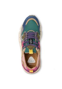 Sneaker multicolore con un mix di verde, blu, rosa e beige. Presenta una suola maculata, sovrapposizioni testurizzate e lacci viola.