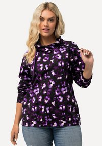 Felpa floreale viola con collo sciallato, maniche lunghe e sfondo nero. Presenta un tessuto morbido e un design dalla vestibilità rilassata.