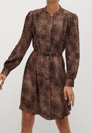 Braun gemustertes Kleid mit langen Ärmeln, Knopfleiste und Taillengürtel. Es hat ein Leopardenmuster mit unterschiedlichen Farbtönen und Texturen.
