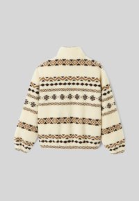Pull en polaire avec un col montant, de couleur crème, orné de bandes à motifs marron et noir sur le dos. Surface texturée.