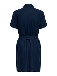 Tumsā zils kleitas ar īsām piedurknēm, apkakli un jostasvietas jostu, redzams no aizmugures.