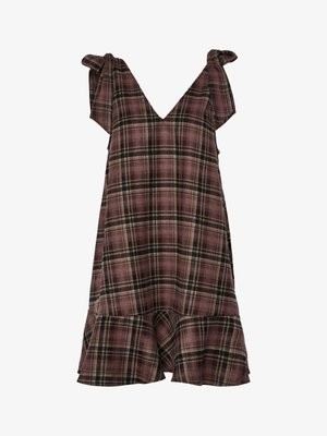 Vestido de cuadros en tono ciruela con escote en V, mangas con volantes y dobladillo acampanado. La tela presenta un patrón de cuadros en tonos de púrpura, negro y beige.