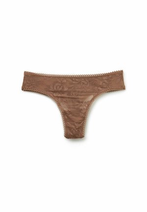 Bruine kanten string met bloemenpatroon en golvende randen, plat neergelegd op een witte achtergrond.