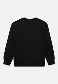 Απλό μαύρο φούτερ με λαιμόκοψη τύπου crewneck, απλωμένο επίπεδα, που δείχνει την πίσω όψη με ριμπ μανσέτες και τελείωμα, πάνω σε λευκό φόντο.