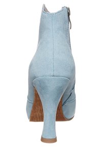 Modré textilní boty na kotníky s vysokým podpatkem a zipovým uzávěrem. Vyznačují se elegantním designem a texturovaným povrchem s dřevěným akcentem na podpatku.