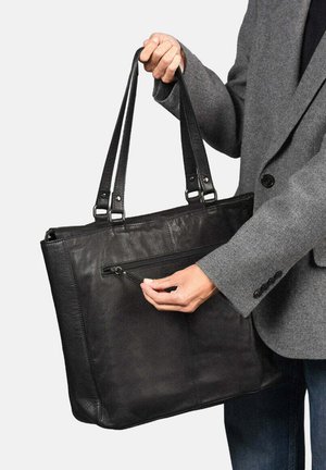 Bolso tote de cuero negro con dos asas, bolsillo exterior con cremallera, forma rectangular, superficie texturizada y acentos de metal plateado.