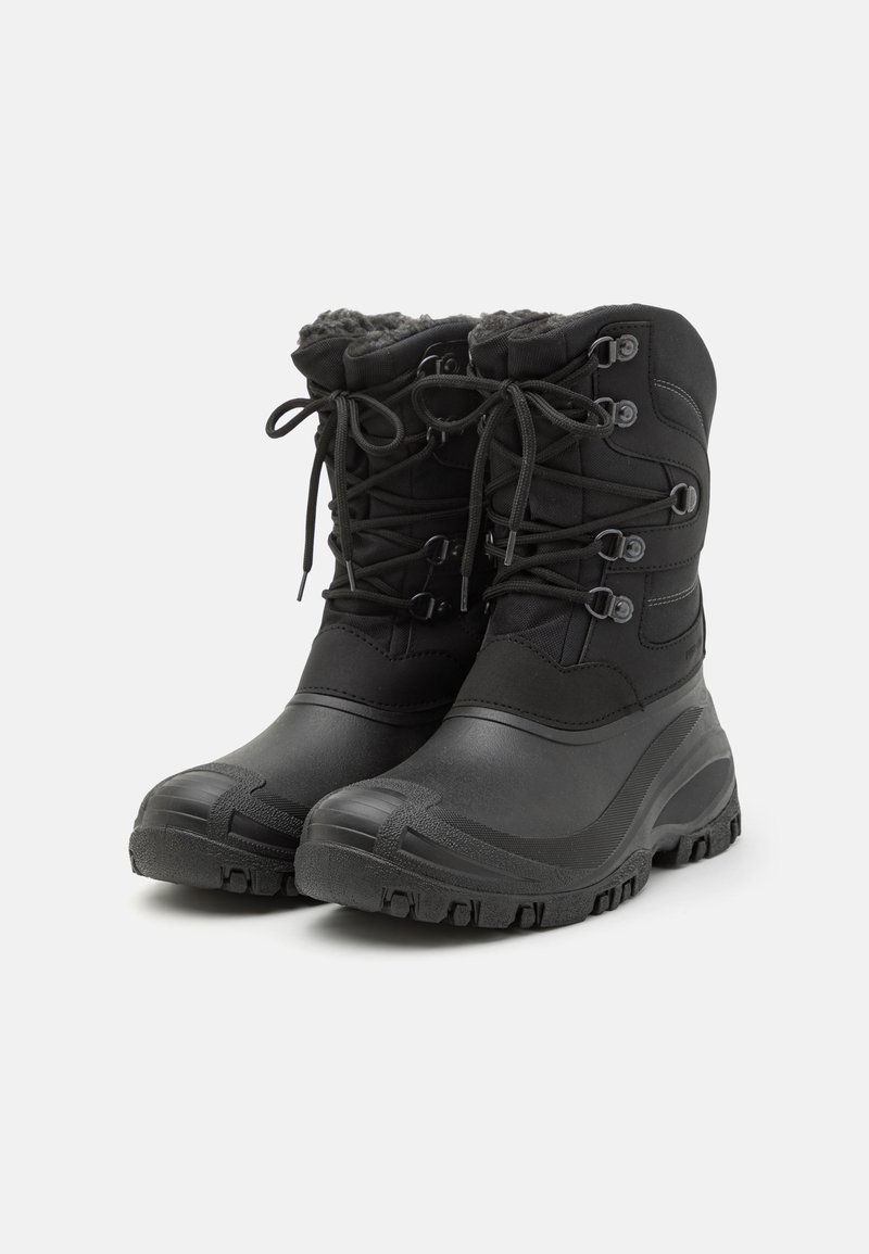 Czarne wodoodporne buty z textured gumowym dołem, materiałową cholewką, sznurowaniem oraz sztucznym futrem na mankiecie dla dodatkowego ciepła.