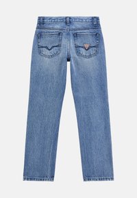 Jeans in denim azzurro chiaro con design a gambe dritte, due tasche posteriori e una toppa con logo triangolare sulla tasca destra.