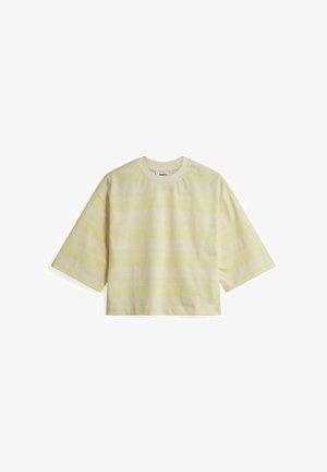 Camisa de manga corta, de corte holgado, color crema con rayas horizontales en amarillo pálido y cuello redondo sobre un fondo blanco.