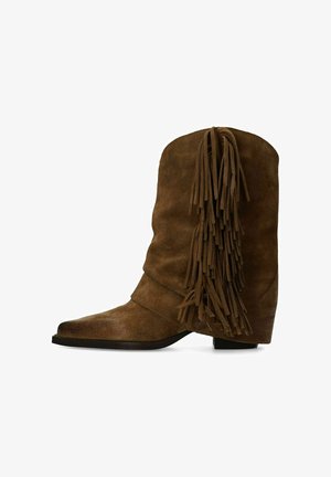 Botte de cowboy en daim marron avec un design décontracté et un long détail à franges en haut. Bout carré et talon bloc bas. Texture lisse.