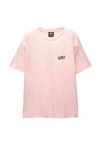 Tricou scurt cu mânecă roz, din bumbac. Prezintă un design brodat cu ochelari pe partea stângă a pieptului. Culoare rotundă la gât și croială lejeră.