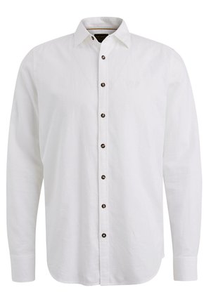 Camisa blanca de manga larga, hecha de tela ligera, con cuello de botón y botones marrón oscuro en la parte delantera.