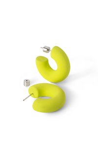 Les boucles d'oreilles en silicone jaune présentent un design moderne et une texture lisse, avec des tiges métalliques et des attaches amovibles.