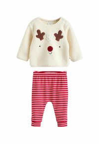 Cremefarbener Fleece-Top mit Rentiergesicht-Design, braunen Geweihen und roter Nase; rot-weiß gestreifte Hose mit elastischem Taillenbund.