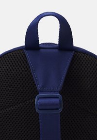 Tommy Hilfiger ESSENTIAL SLING BAG UNISEX - Marsupio - blue ink