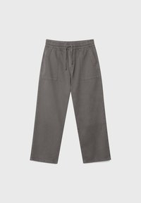 Harmaat rentopantsit, joissa on joustava vyötärö ja nyörikiinnitys. Saumoissa on etutaskut ja leveät suorat lahkeet, taustana yksinkertainen tausta.