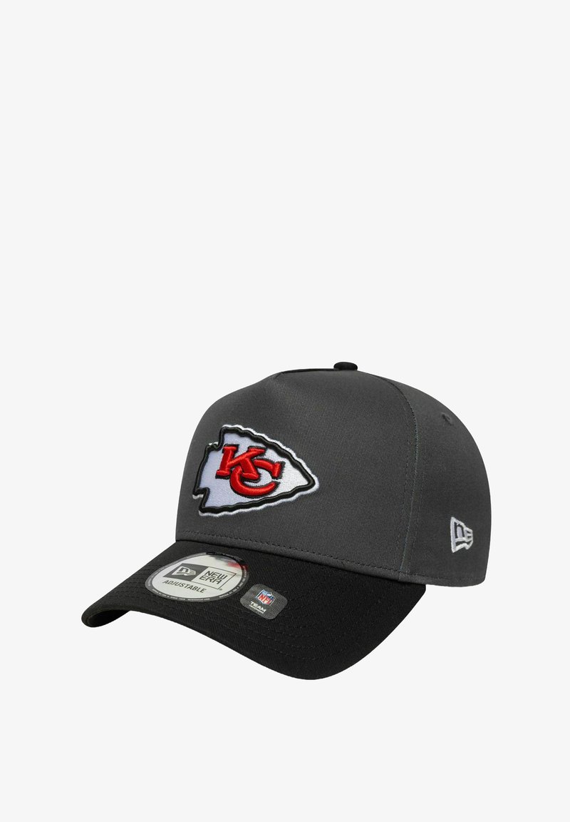 Harmaan baseball-lippalakki, jossa on punainen ja valkoinen Kansas City Chiefs -logo. Säädettävä hihna, musta lippa ja teksturoitu kangas.