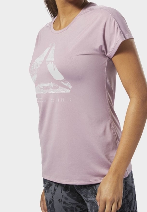 Světle růžové tričko s krátkým rukávem, které má na přední straně grafický design, kulatý výstřih a elastický střih.