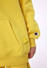 Champion EXCLUSIVE HOODIE UNISEX - Felpa - yellow