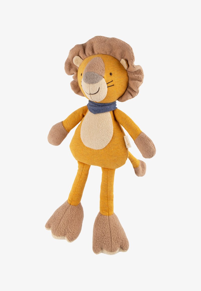 Jouet en peluche lion, tissu jaune et beige, visage beige, crinière brune, écharpe bleue, grandes pattes, texture douce, joues rondes, traits du visage simples.