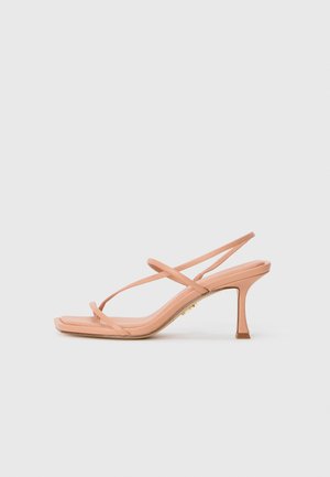 Sandália de salto em rosa nude com tiras finas entrelaçadas e com fecho atrás, exibida sobre um fundo branco.