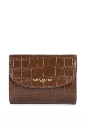 Portafoglio in finta pelle di cocodrillo marrone con logo dorato "Lancaster Paris", dotato di chiusura a pattina e un motivo testurizzato. Design compatto.