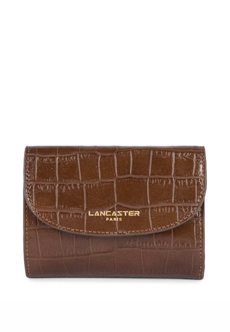 Portefeuille en faux cuir crocodile marron avec le logo doré "Lancaster Paris", présentant une fermeture à rabat et un motif texturé. Design compact.