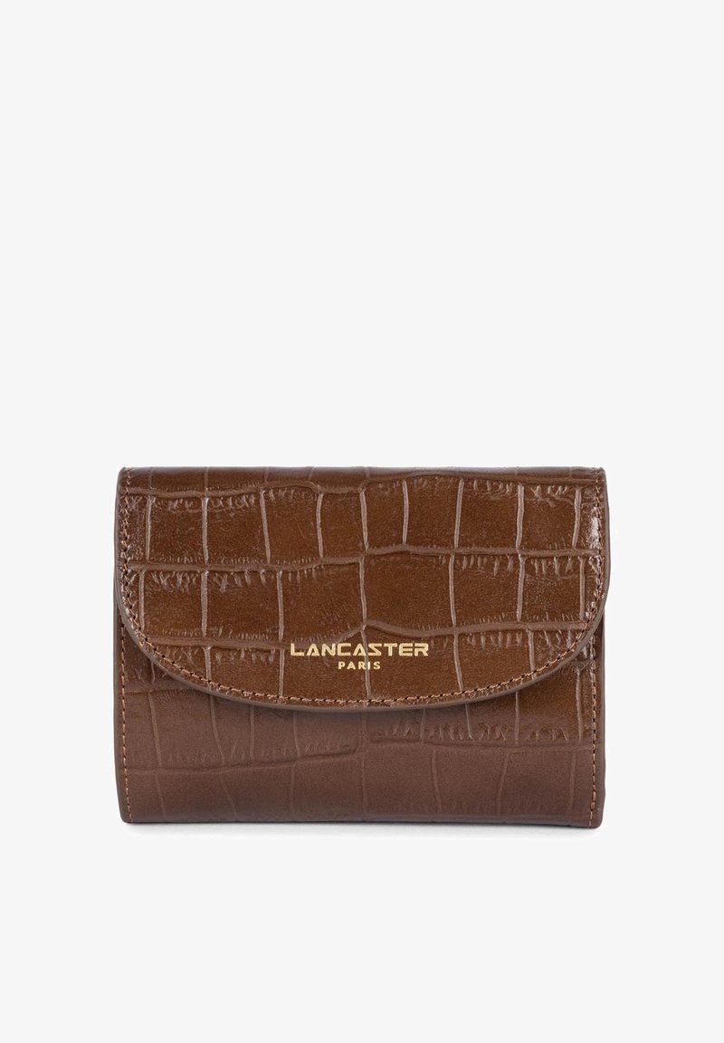 Portafoglio in finta pelle di cocodrillo marrone con logo dorato "Lancaster Paris", dotato di chiusura a pattina e un motivo testurizzato. Design compatto.