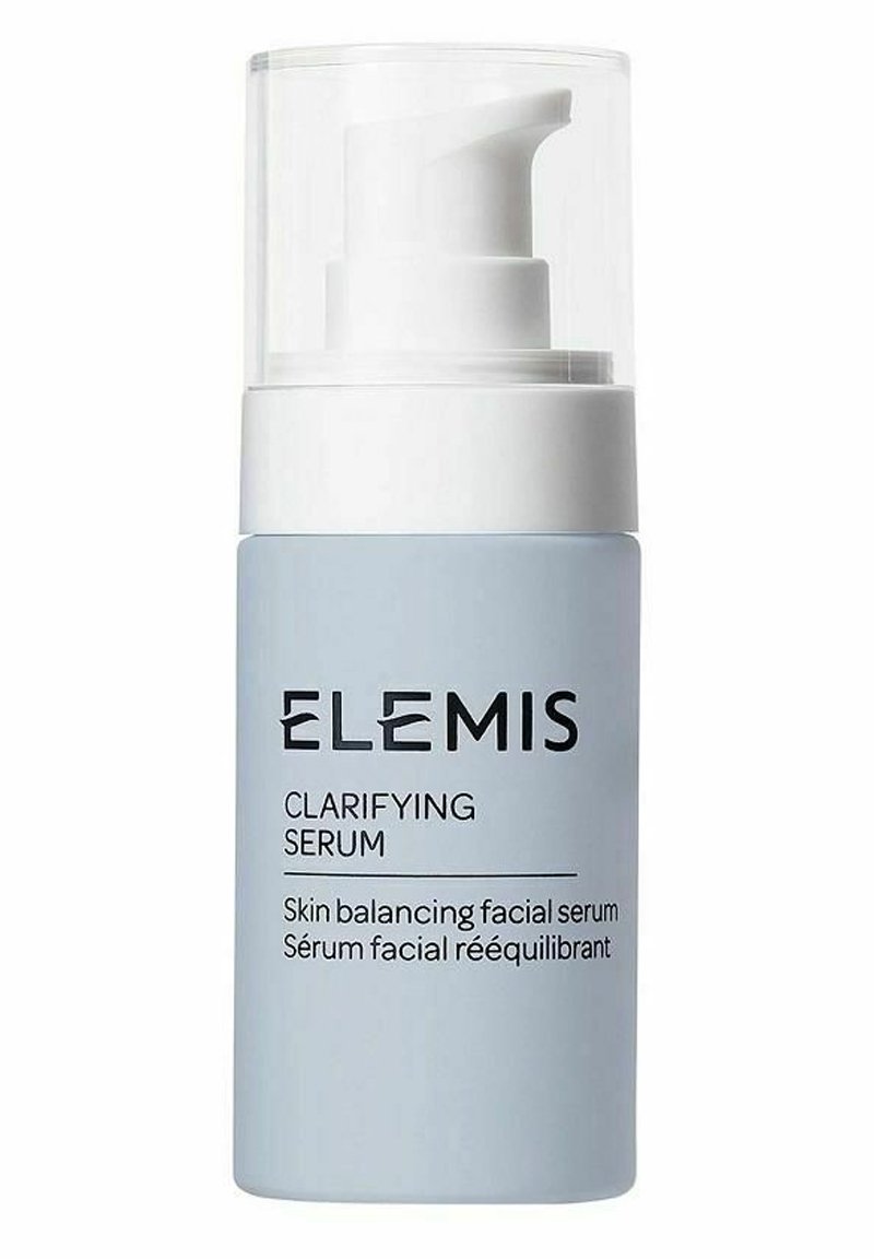 Klargörande serum i en cylindrisk ljusblå flaska med en vit pump och klar kork. Innehåller text som märker produktens namn och funktion.
