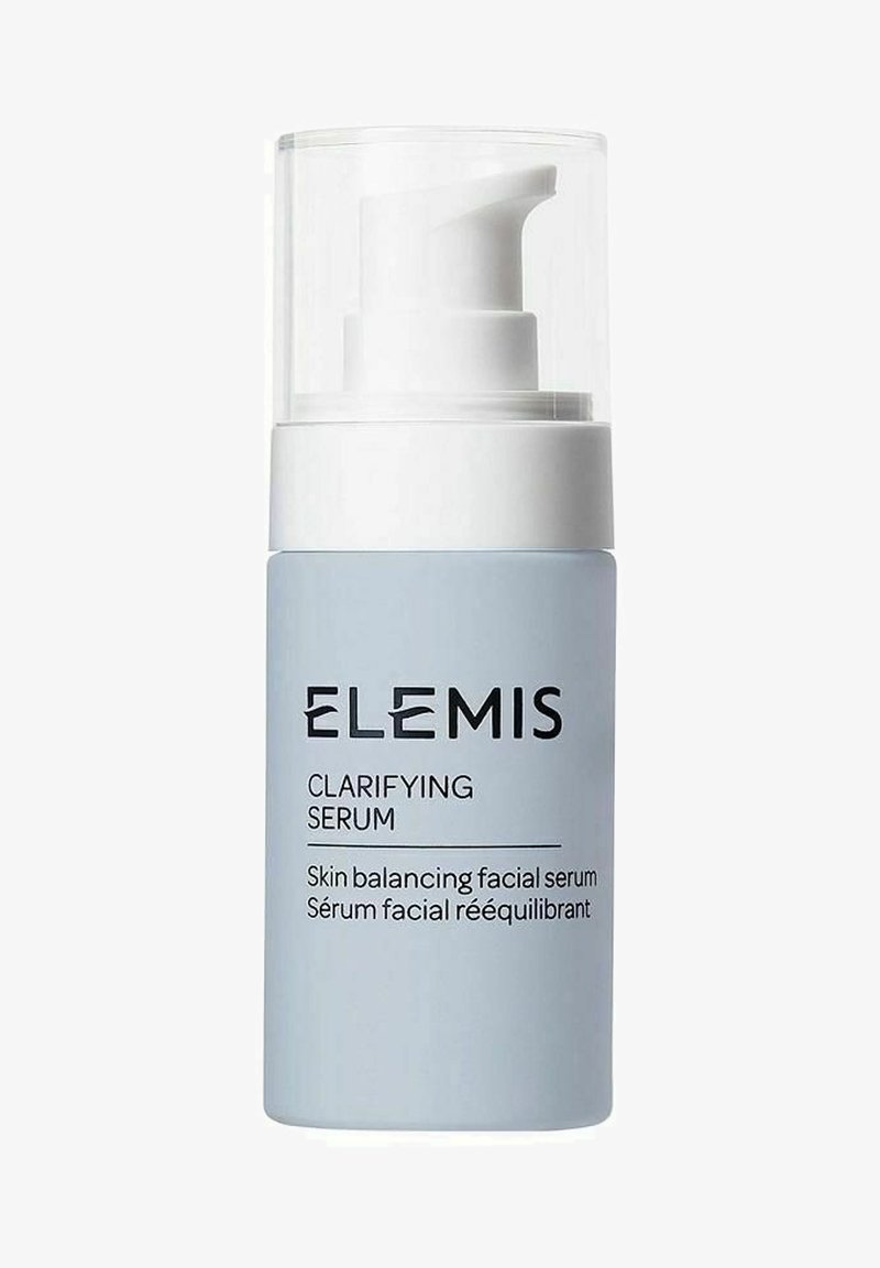 Klargörande serum i en cylindrisk ljusblå flaska med en vit pump och klar kork. Innehåller text som märker produktens namn och funktion.