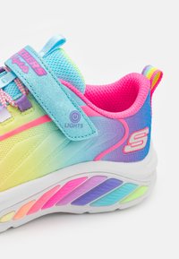Multifarvet sneaker med en mesh-overdel i gradienter af blå, grøn og pink. Har en formet sål med lysende accenter og en Velcro-rem.