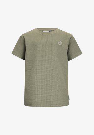 Maglietta verde oliva a maniche corte in tessuto waffle con collo rotondo e una piccola toppa rettangolare sul petto.