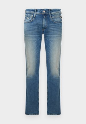 Jean en denim bleu délavé à jambes droites, avec poches avant, passants pour ceinture et une fermeture par bouton.
