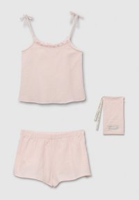 Conjunto de loungewear de dos piezas en rosa claro, que incluye una camiseta sin mangas con tirantes ajustables y pantalones cortos a juego, ambos en una tela texturizada.
