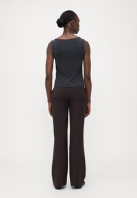 Gina Tricot Tall RELAXED TROUSERS - Stoffhose - brown
