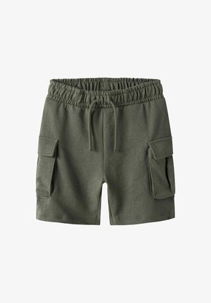 Olivgrüne, weiche Stoffshorts mit einem elastischen Bund, verstellbarem Kordelzug und zwei großen seitlichen Cargo-Taschen.
